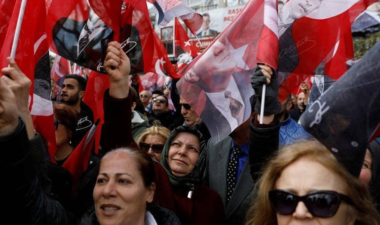 السفارة التركية دانت احراق علم بلدها