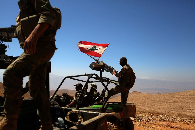  الجيش وقف الكرامة وحدّ السيف... وصعدوا الى أعلى التلال وغرزوا العلم 