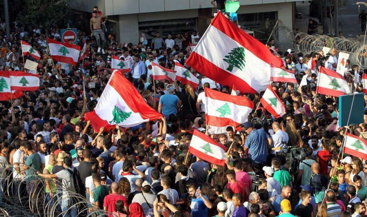 وقفة احتجاجية للعسكريين المتقاعدين على طريق القصر