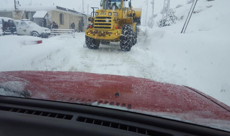 شاحنات محتجزة بين الثلوج في ترشيش