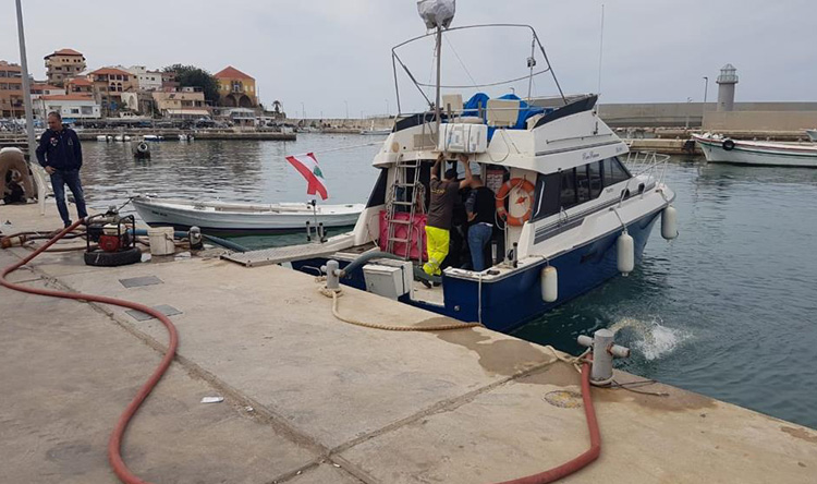 سحب مياه من داخل زورق في البترون