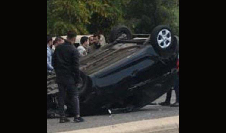 بالصورة: انقلاب سيارة على أوتوستراد طبرجا