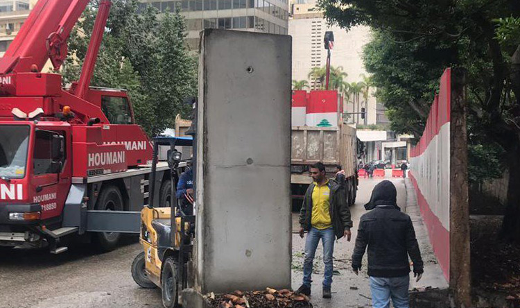 بالصور: لا مكعبات إسمنتية في محيط مقر "المستقبل"!