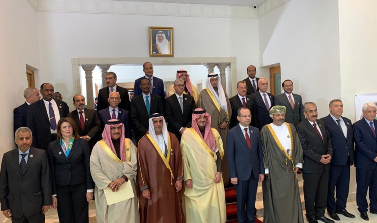 بالصور: الحسن تكسر البروتوكول!
