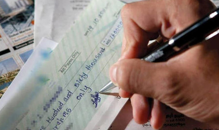 شيك بلا رصيد يوقع موظف عربي سرق 163 مليون دولار