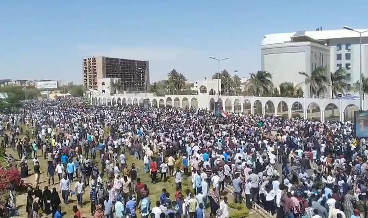 جرحى بإطلاق نار على متظاهرين في الخرطوم