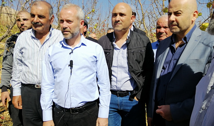 حبشي تفقد أضرار موسم التفاح في عيناتا الأرز
