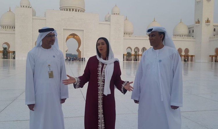 بالفيديو: وزيرة إسرائيلية تزور مسجد الشيخ زايد