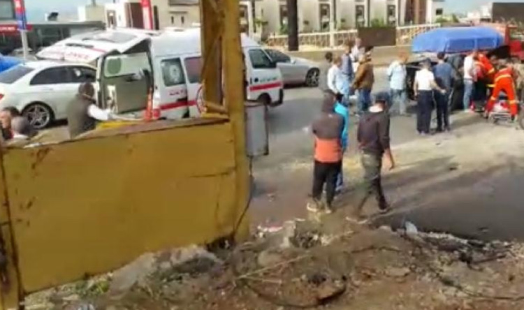 انقلاب سيارة على أتوستراد القلمون
