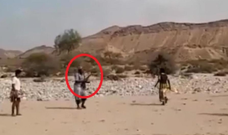 بالفيديو: كلاشينكوف بدل الصفارة في الملعب
