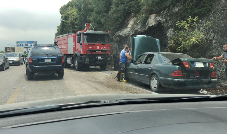بالصورة: حريق في سيارة على أوتوستراد جعيتا - عجلتون