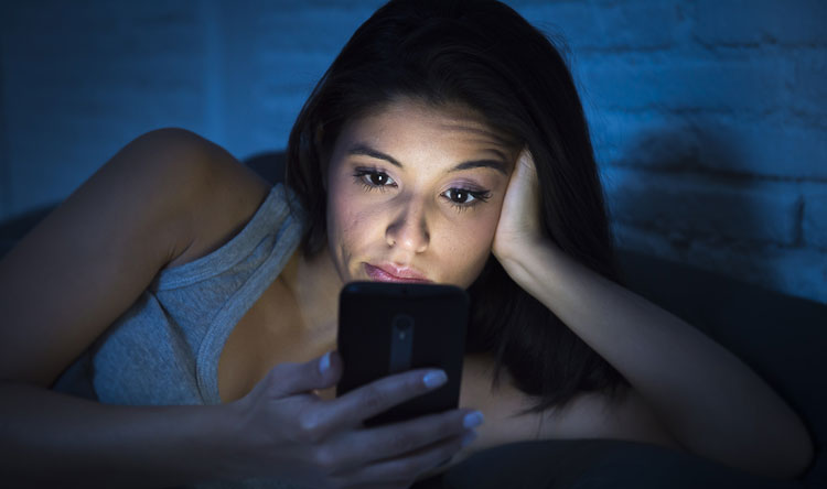 لهذا السبب... إحذر إستخدام الهواتف الذكيّة بعد الـ10 مساء