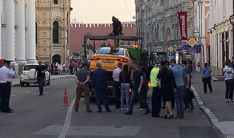 سيارة أجرة تصدم حشدا في موسكو... والشرطة: الحادث غير متعمد