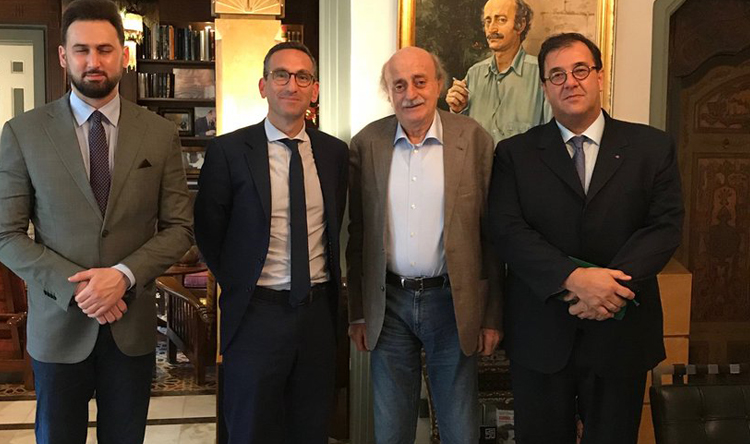 جنبلاط عرض الأوضاع مع مستشار الرئيس الفرنسي ولازاريني وتلقى اتصالًا من بوغدانوف