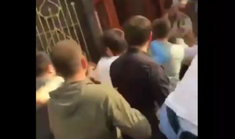 بالفيديو: إشكال فردي يحول حفل الزفاف الى قتال عام!