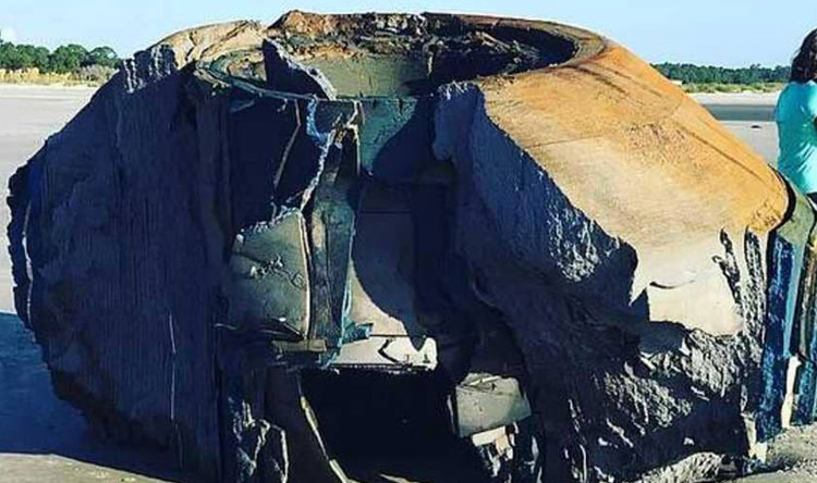 "جسم غامض" على شاطئ المحيط