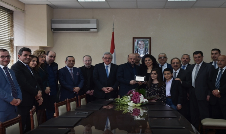وزير الإعلام ملحم الرياشي يقدّم درعاً تكريمية الى السفيرة والناشطة في مجال حقوق الانسان انطوانيت شاهين