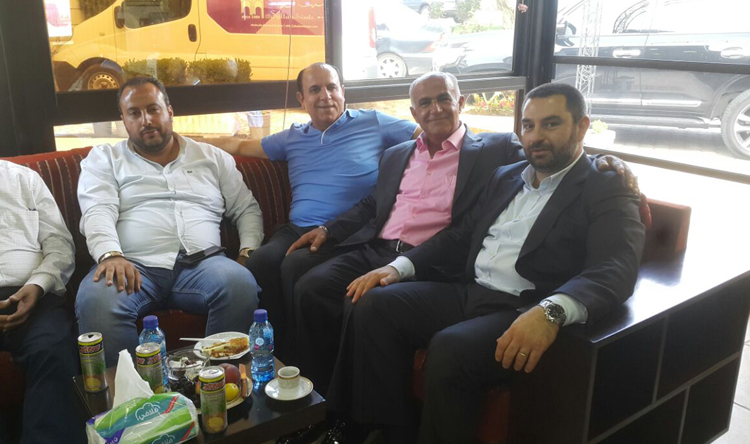 إبراهيم عازار جال في سجد مطلعًا على أوضاع البلدة
