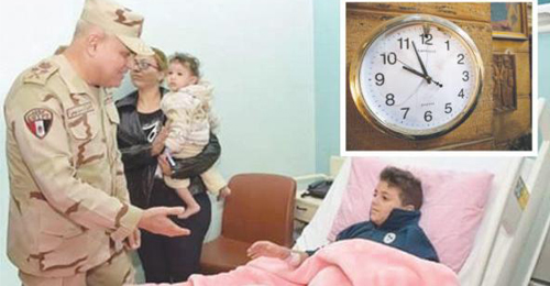 وزير الدفاع المصري أثناء زيارته للضحايا الأربعاء في مجمع الجلاء الطبي التابع للقوات المسلحة المصرية وفي الاطار ساعة في الكنيسة متهشمة بعد حادث الانفجار