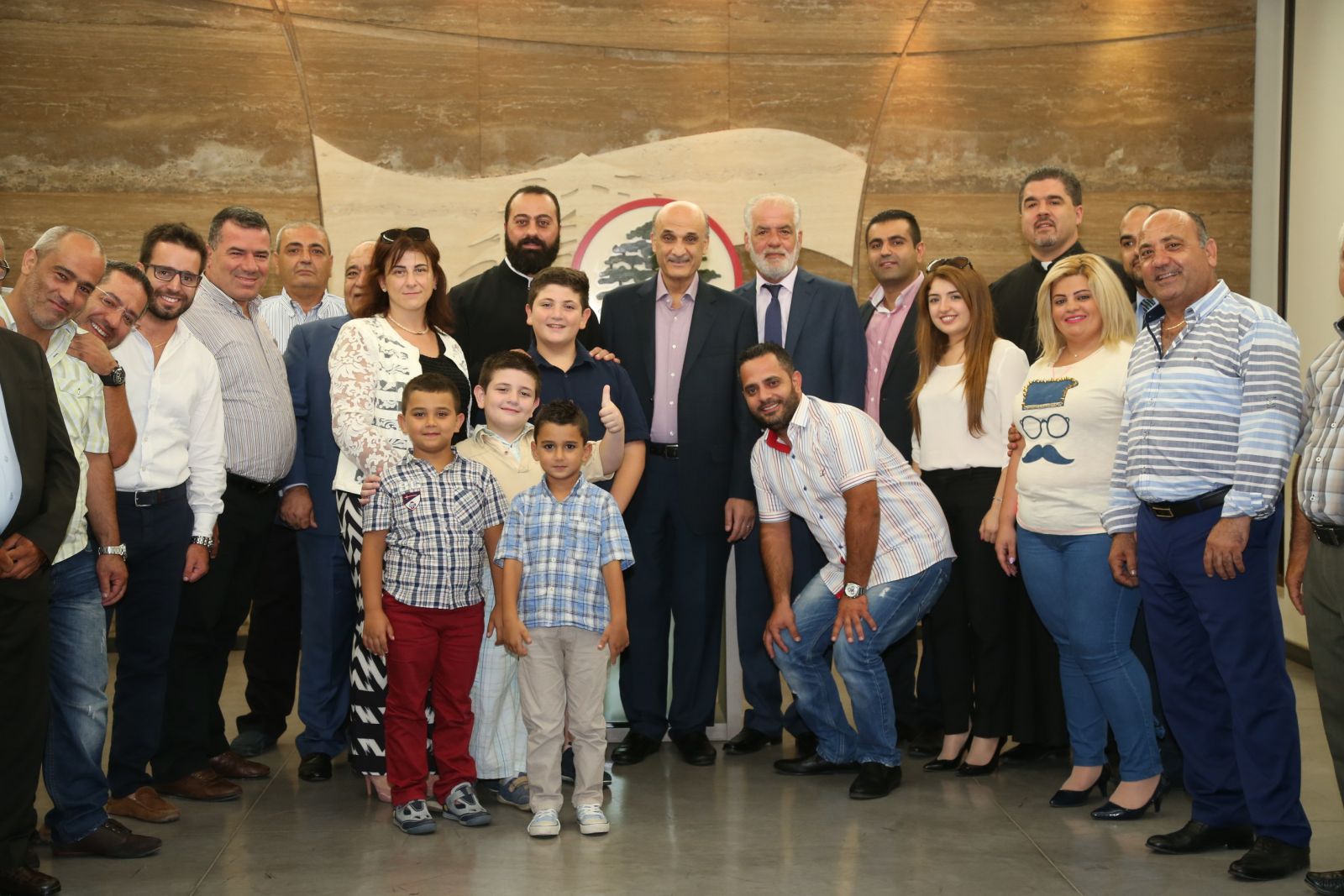 المجلس البلدي لبلدة الفوارة برئاسة غسان طانيوس مع الدكتور جعجع