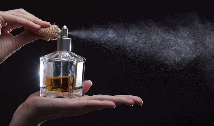 كيف تجعل عطر الملابس يدوم لفترة اطول - العناية بالملابس قبل استخدام عطر الملابس