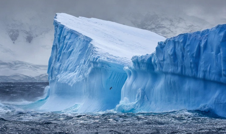 أكبر جبل جليدي في العالم ينفصل عن القارة القطبية الجنوبية - Lebanese ...