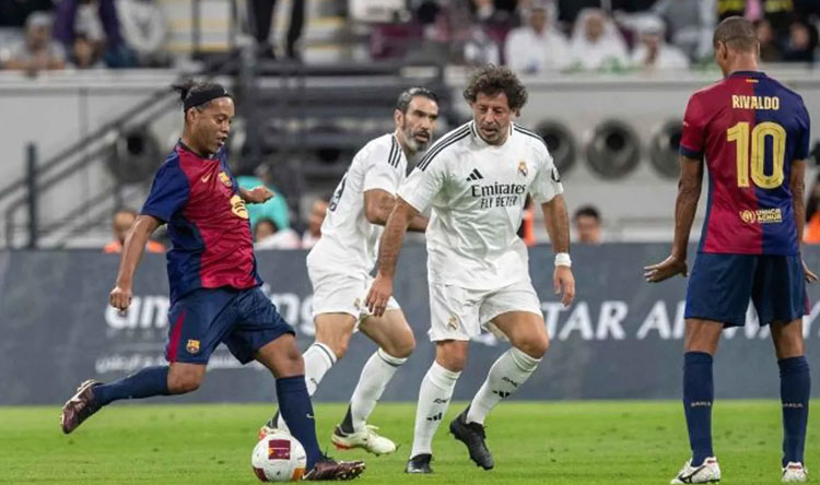 برشلونة يهزم ريال مدريد في "كلاسيكو الأساطير"