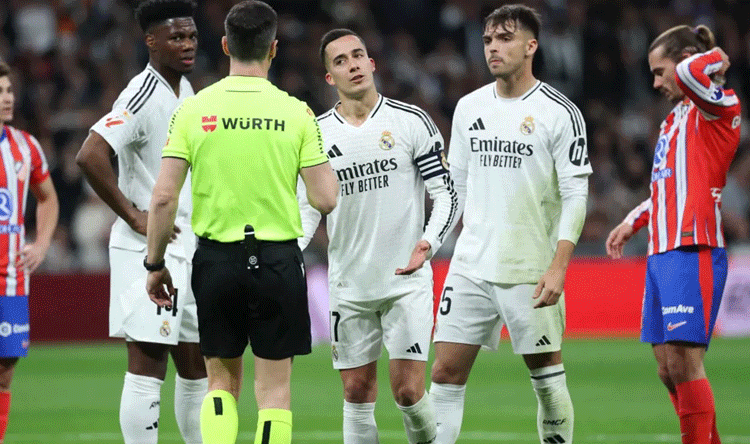قناة ريال مدريد تفتح النار مجدداً على التحكيم الإسباني بعد الديربي