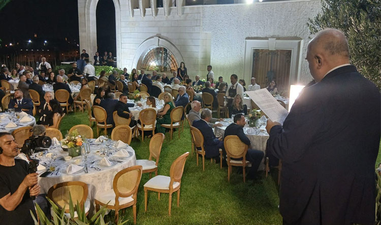بعينو