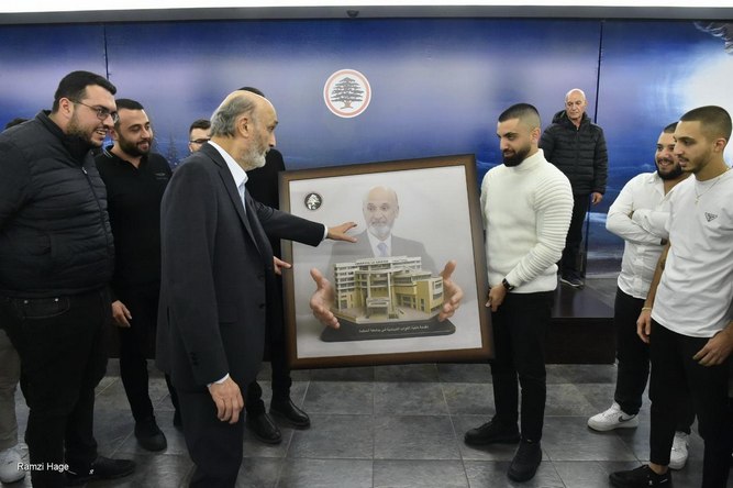 صورة للطلاب مع جعجع. (صورة مرفقة بالبيان)