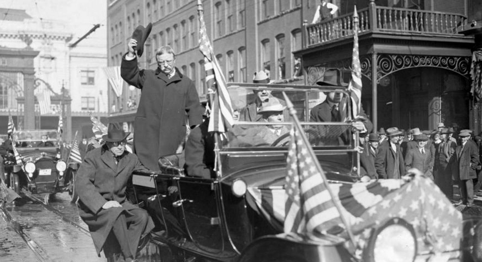 "صورة وكلمة" روزفلت.. أول رئيس أميركي يركب في سيارة