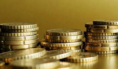الذهب يحوم قرب أعلى مستوى على الإطلاق
