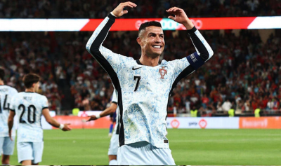 رونالدو يهدي ترامب قميصاً يحمل رسالة