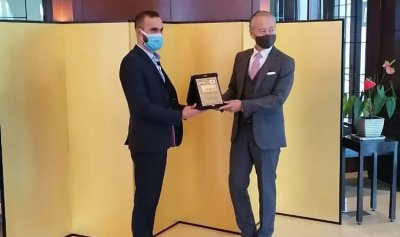 بالصور: زاريه باريكيان يسلّم سفير اليابان درعاً تقديراً لمساعدات بلاده