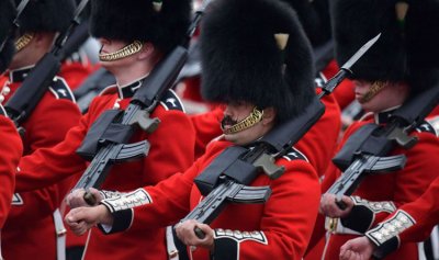 هل تصبح قبعة الحرس الملكي البريطاني من التاريخ؟