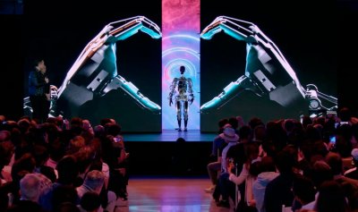 إيلون ماسك يعرض روبوت شبيهة بالإنسان