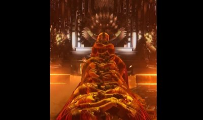 بالفيديو ـ “ميّاس” تُبهر العالم من جديد مجسّدةً تمثال الشهداء