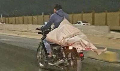 رعب في مصر&#8230; جثة ملفوفة على دراجة نارية
