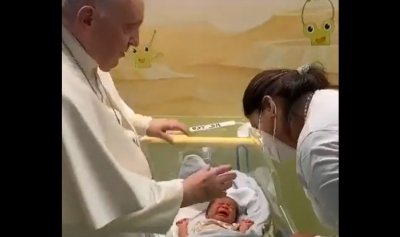 بالفيديو: البابا فرنسيس يعمّد أطفالاً خلال علاجه في المستشفى