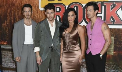 ديمي لوفاتو تتألق في العرض الأول لفيلم Camp Rock 3