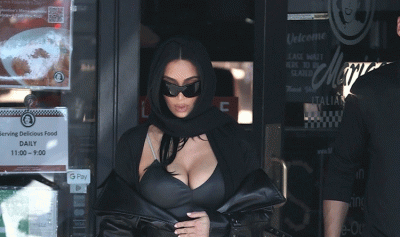 كيم كارداشيان تختار الأسود في إطلالتين