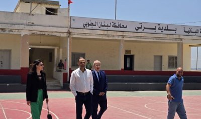 تسليم أجهزة إنارة في برتي من السيدة كاتيا يمّين بالتعاون مع منطقة صيدا &#8211; الزهراني في &#8220;القوّات&#8221;