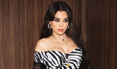 سانت ليفانت يهدي هيفاء وردة حمراء على مسرح جدة