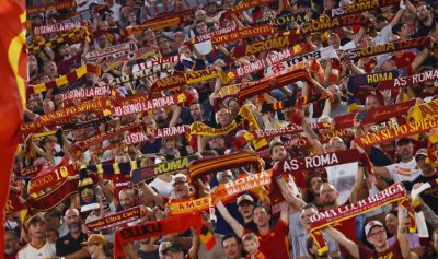 إيطاليا تمنع 16 مشجعاً لروما من دخول الملاعب بسبب التحية الفاشية
