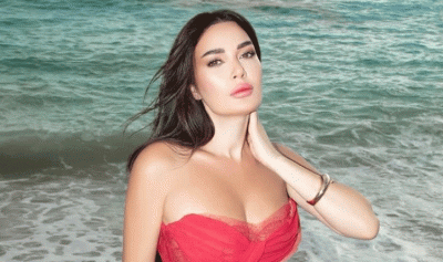 سيرين عبد النور بإطلالة صيفية على البحر بتوقيع ساره مراد