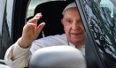 البابا فرنسيس يخرج من المستشفى: &#8220;لا أزال على قيد الحياة&#8221;