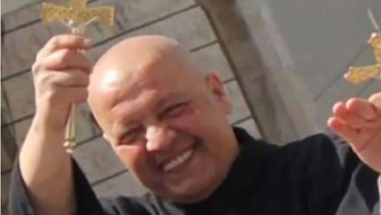 خاص ـ أبونا بيار.. الراعي حيث لا يجرؤ الرعاة (ميشال يونس)